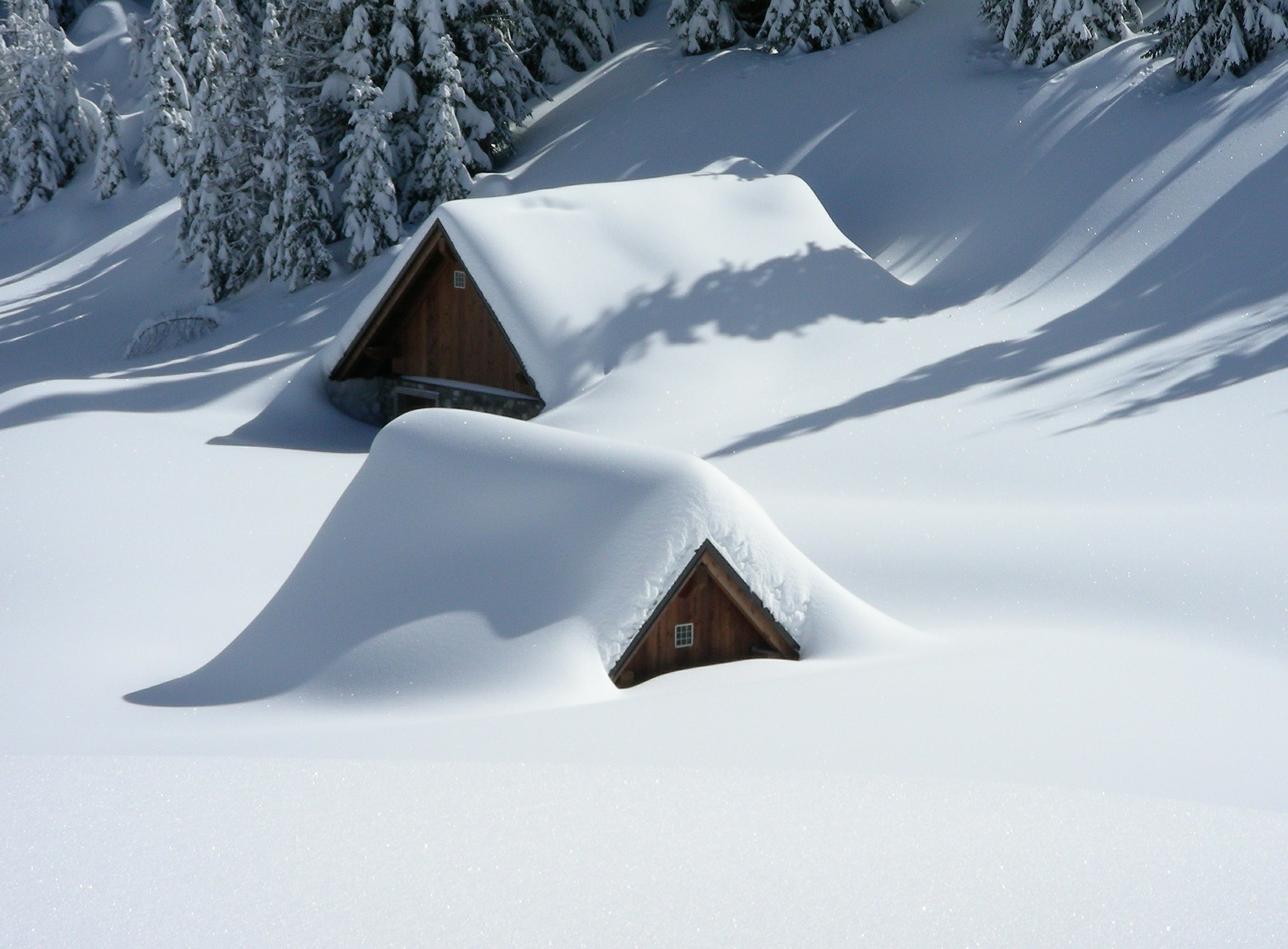 Eingeschneite Häuser Versicherung Winter